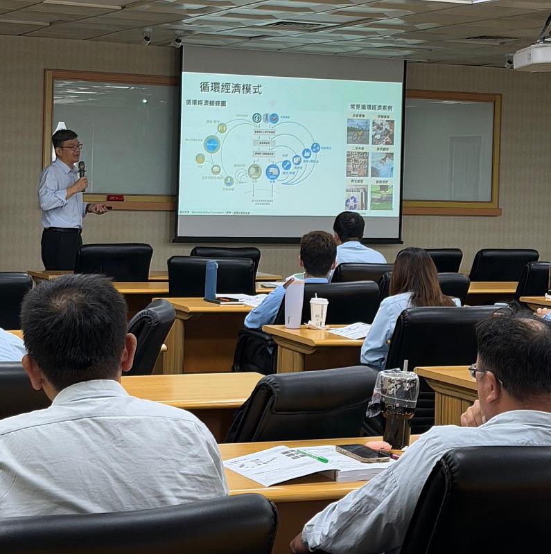 資源循環署蔣震彥組長上課情況。