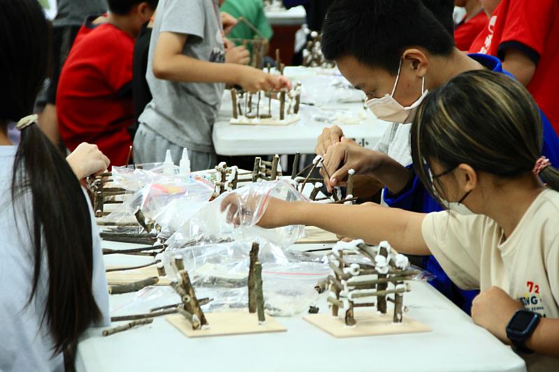 孩童專注投入手作體驗課程。