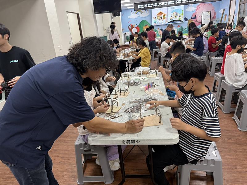 視傳系張聰賢老師指導小學生創作。