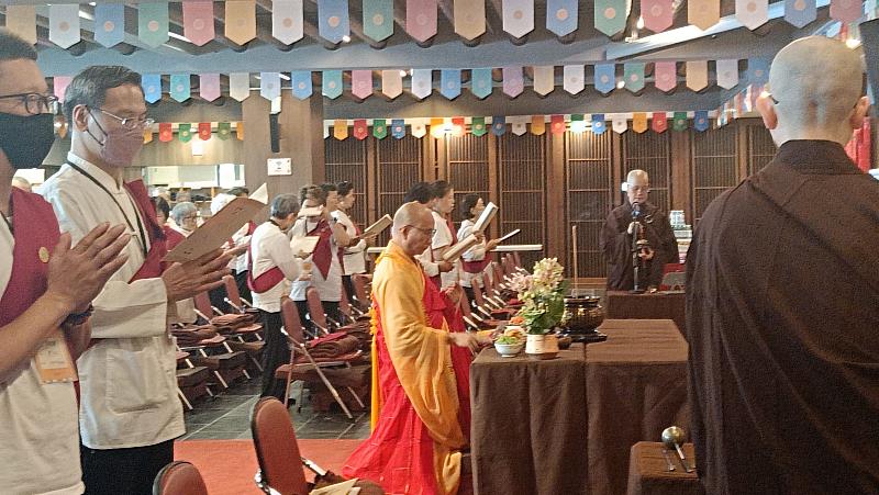 常住法師領眾進行佛前大供，梵唄音聲繚繞壇城，莊嚴攝受。（圖由靈鷲山佛教教團提供）