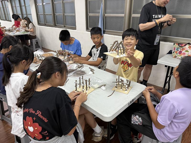 南興國小學生開心展示自己的竹籠茨作品。