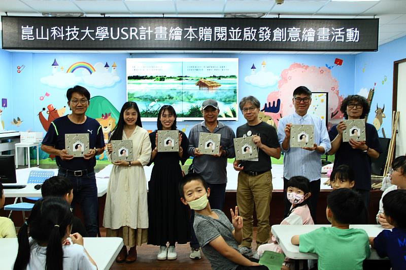 創媒院USR辦理「USR成果分享、南興國小繪本贈閱及創作活動」，並舉行贈書儀式。