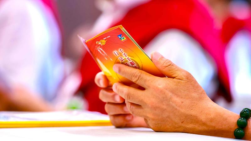 靈鷲山大悲閉關期間，心道法師率領四眾弟子，以清淨的身口意，虔誠持誦〈大悲咒〉。（圖由靈鷲山佛教教團提供）