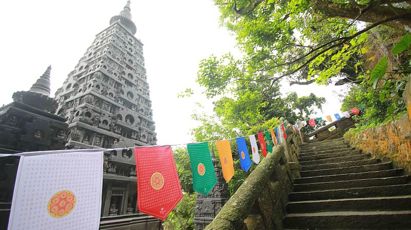 大悲閉關期間，靈鷲山處處可見隨風飄揚的大悲五色旗。（圖由靈鷲山佛教教團提供）
