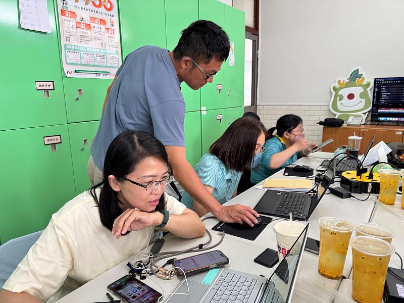 資管系輔導麻豆DOC開設「短影音健康宣導課程」，衛生所同仁學習剪輯軟體製作宣導短片。