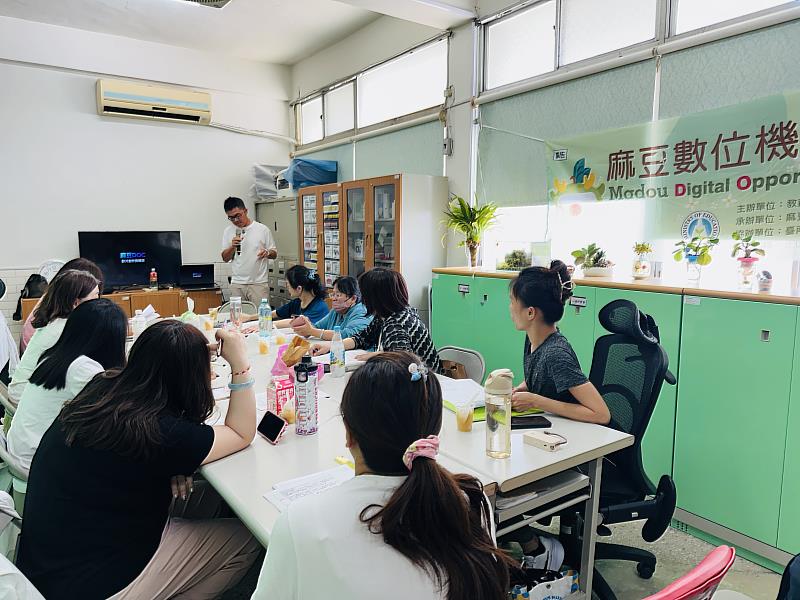 學員透過腳本編寫輕鬆的劇情宣導篩檢訊息。