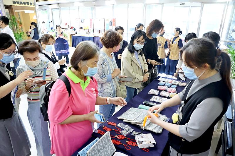 現場活動吸引不少民眾參與體驗，限量100份精美健康祝福禮不到1個小時即兌換完畢。回診的游女士分享「快到號時再回來就好，不用一直坐著等，還可以先去辦其他的事，真的方便很多！」