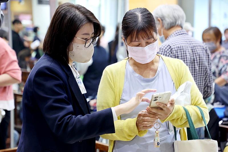 快閃活動現場有專人協助民眾下載體驗，許多首次接觸這APP的長者在團隊的幫忙下順利完成註冊，活動將持續至4月30日，每日上午10點至11點於大愛樓1樓門診大廳舉行。