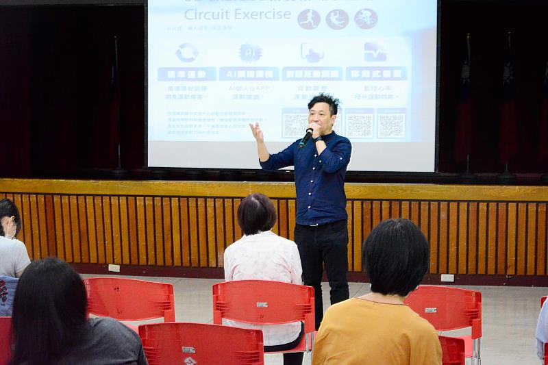 輔仁大學運動管理／運動資訊蔣琦瑤講師，同時也是T-SOX執行長，帶領學員以「GPT個人化運動處方」，將居家運動與健康促進方法推廣給志工。