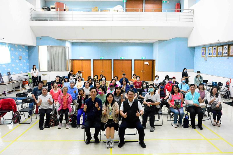 三重區公所講座與學員合影，廖書雯秘書長（中）、長庚大學醫學院王鐘賢特聘教授（右）、輔大蔣琦瑤講師（左），課程強調以安全、簡單、可持續的科學化落地方式執行「AI運動處方」。