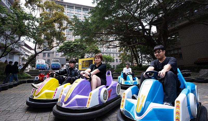 文化大學碰碰車掀起童玩樂潮，打造大型兒童樂園吸引人潮體驗。
