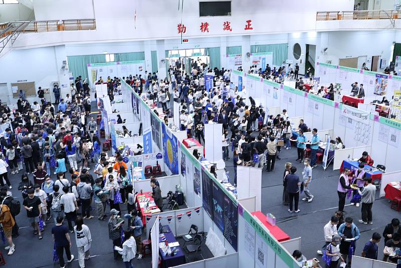 徵才博覽會現場人潮眾多。