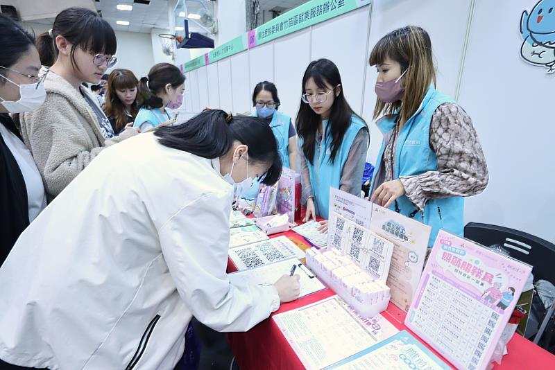 青發中心活動現場設攤宣導推廣青年業務。