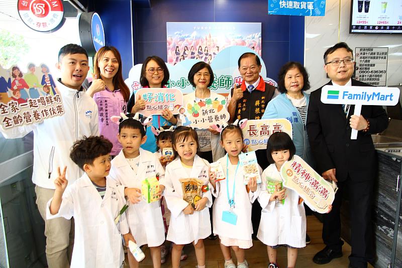 小小營養師出任務成功合影。