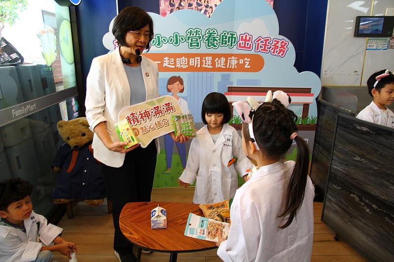 小小營養師到便利商店選擇健康餐食。