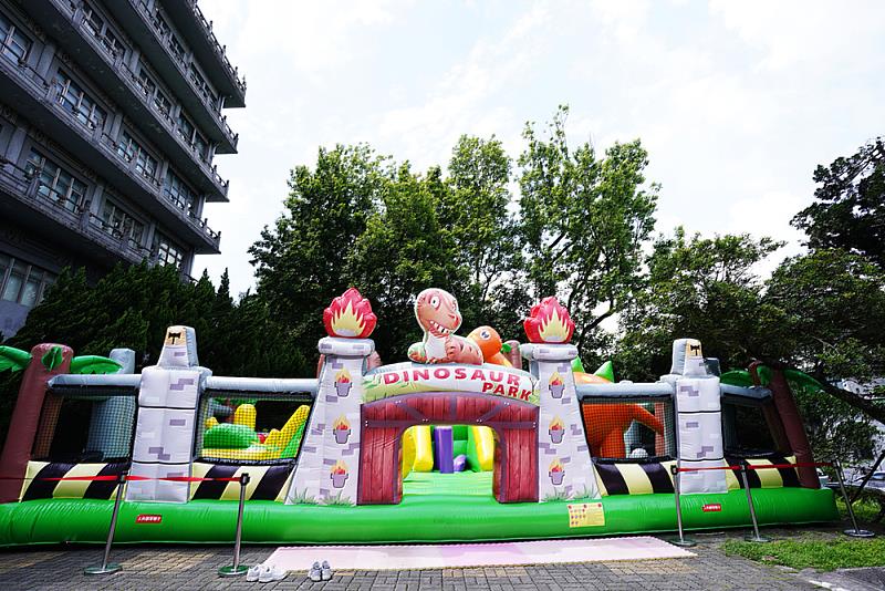 校園設置多元遊樂設施與氣墊遊具，打造沉浸式童趣空間，讓參與者重溫童年歡樂時光。