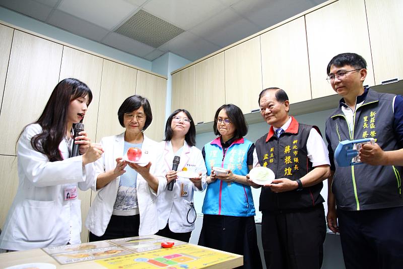 新莊區營養推廣中心示範營養篩檢與衛教。