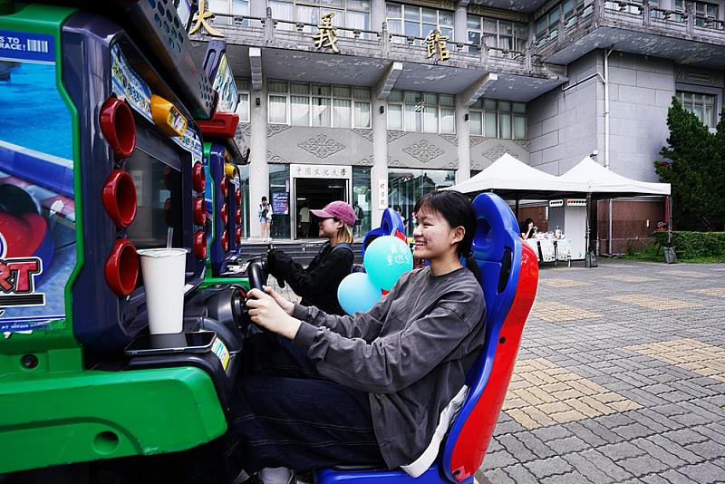 歡樂遊樂場的「電子機台」，準備多款電子遊戲機台與Wii互動體驗，重現經典遊戲場景。