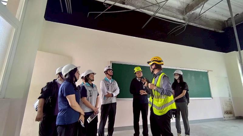 副市長林琨瀚偕同各單位人員視察光華國中信義樓2樓教室。