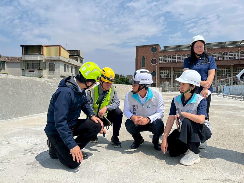 副市長林琨瀚偕同各單位人員視察光華國中信義樓頂樓防水情形。