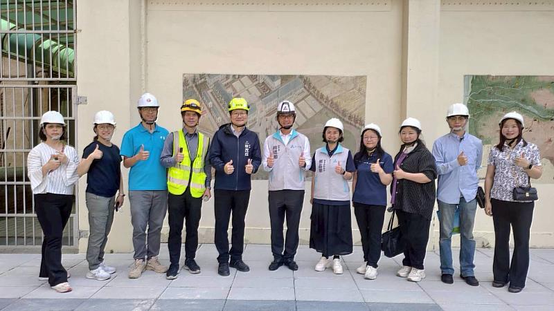 與會長官於光華國中舊校舍地圖前合影。