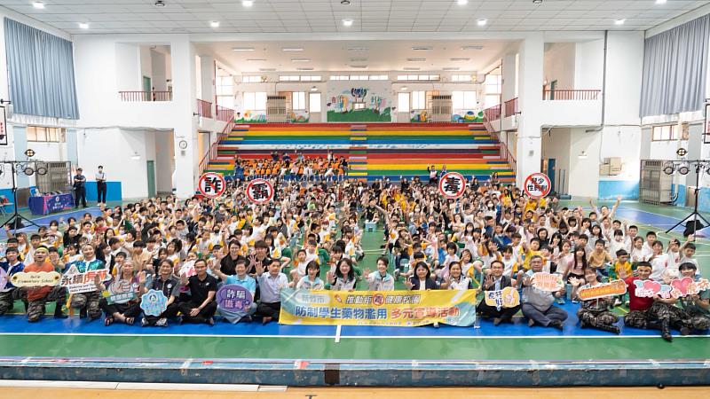 紙風車反毒戲劇巡演前進虎林國小大合照。