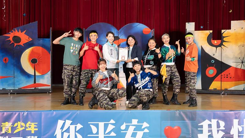 會中頒發感謝狀給紙風車文教基金會。