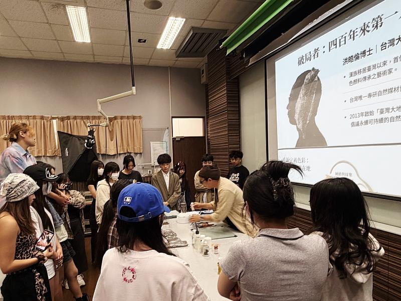 台灣大地原色工作室洪晧倫負責人教大家製作礦物顏料。