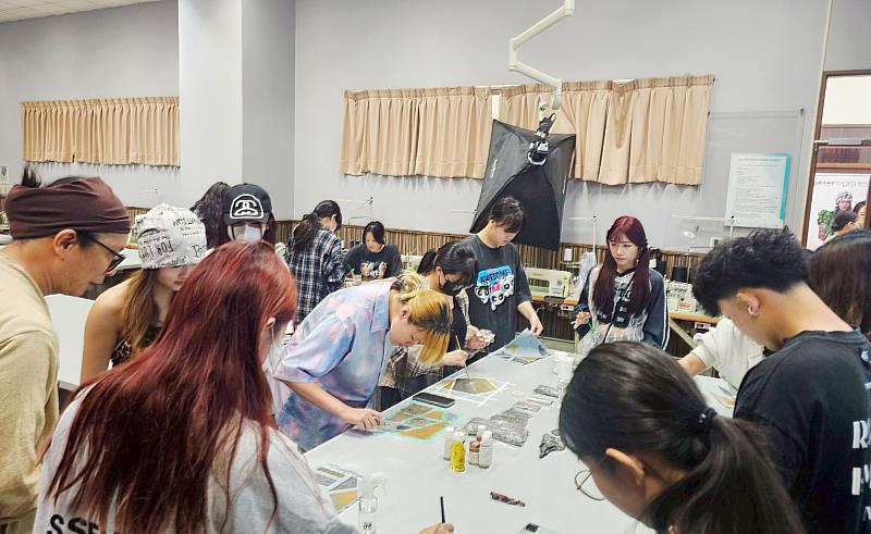 台灣大地原色工作室洪晧倫負責人帶領時尚系學生進行礦物染色於布料的自由創作。