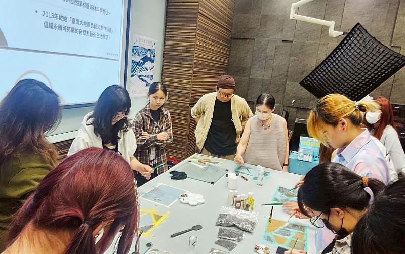 台灣大地原色工作室洪晧倫負責人帶領時尚系學生進行礦物染色於布料的自由創作。