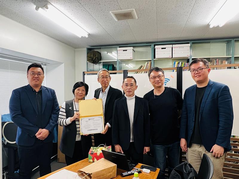 亞大副校長柯慧貞（左2）拜會千葉大學鈴木雅之教授（左3），雙方交流USR永續經驗。從左至右分別為亞洲大學王昭能產學長、柯慧貞副校長、千葉大學國際學術研究院鈴木雅之教授、育成中心林盈利主任、人文社會科學研究中心王志華執行長、翻譯李銘倫博士。