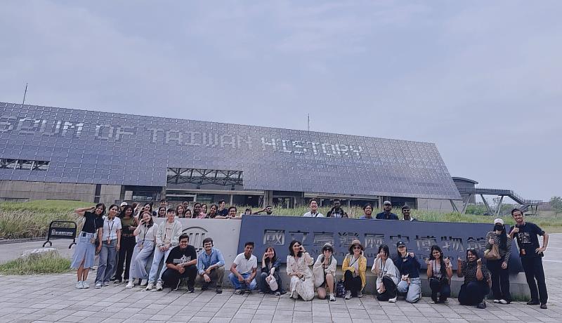 外籍生學生於台灣歷史博物館門口前合照，準備進入館內深度體驗台灣歷史文化。