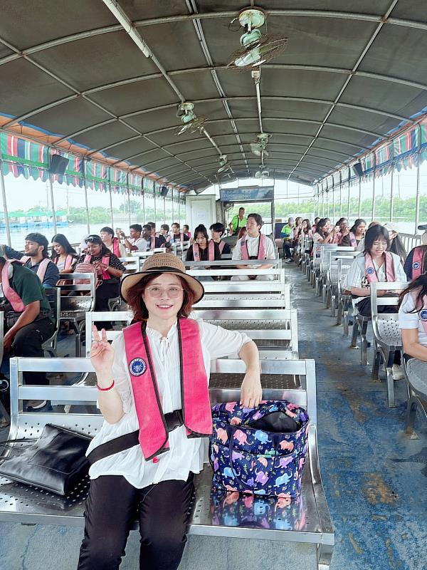 范琳琳老師（前排）與外籍生搭乘竹筏，親身感受四草綠色隧道的自然與歷史交織之美。