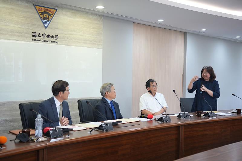 中央大學圖書館高櫻芬館長（右1）分享，本次共篩選出107冊具備數位化潛力的珍貴舊籍。