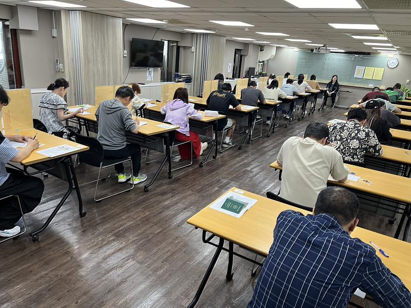 臺北筆試考場，考生認真應試。