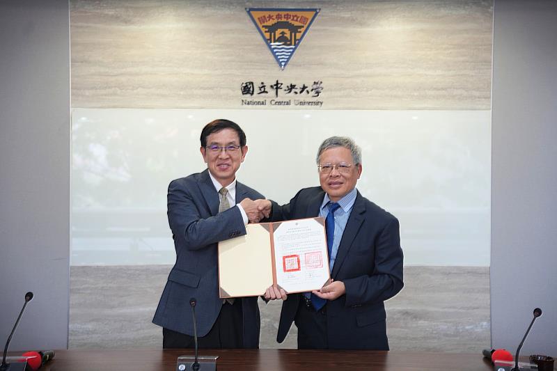 中央大學校長蕭述三（右）與國家圖書館代理館長翁誌聰（左）共同簽署合作，一同為歷史文獻活化而努力。