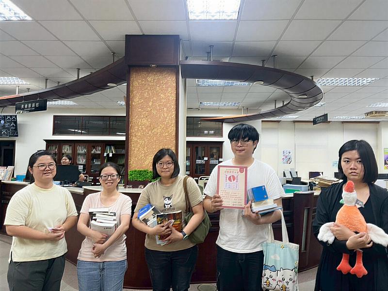 南華大學響應世界閱讀日，辦理「借書擲筊大賽」推廣閱讀，讀者擲出聖筊獲好禮。