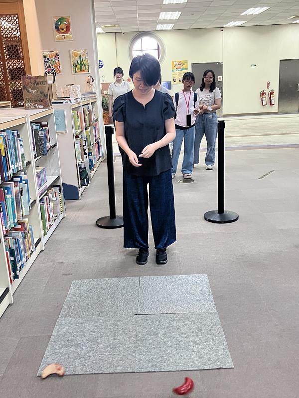 南華大學響應世界閱讀日，辦理「借書擲筊大賽」推廣閱讀，讀者擲出聖筊獲好禮。