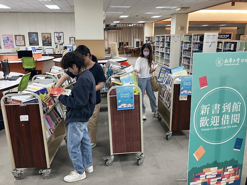 南華大學響應世界閱讀日，辦理系列創意活動推廣閱讀。學生踴躍借書共襄盛舉。