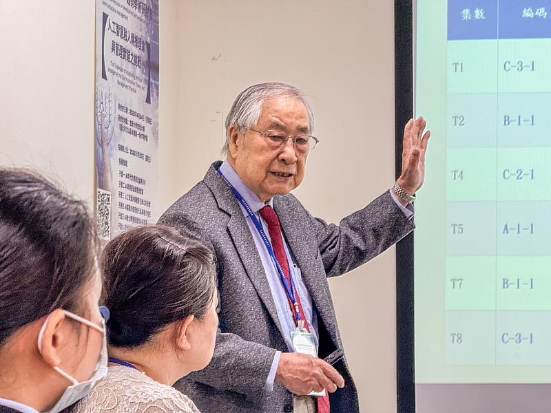氣象權威李富城發表研究成果，主張以氣候諺語連結科學數據，提供民眾專業資訊。（世新大學提供）