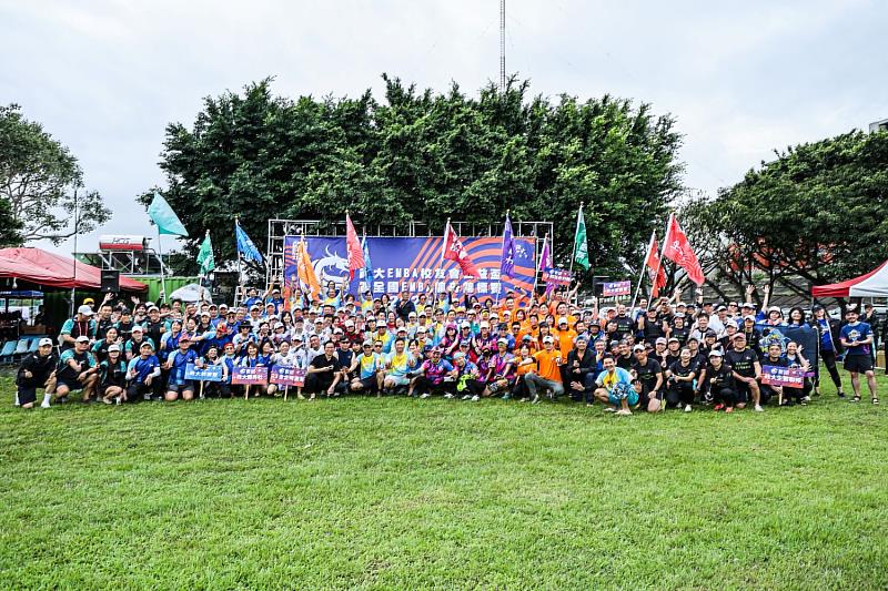 2026政大EMBA校友會公益盃暨全國EMBA龍舟錦標賽於台北市百齡橋左岸龍舟基地熱血登場，以「齊心划槳，讓愛啟航，關愛獨老」為主軸，號召全國EMBA校友以行動支持士林區葫東里、福順里獨居長者。