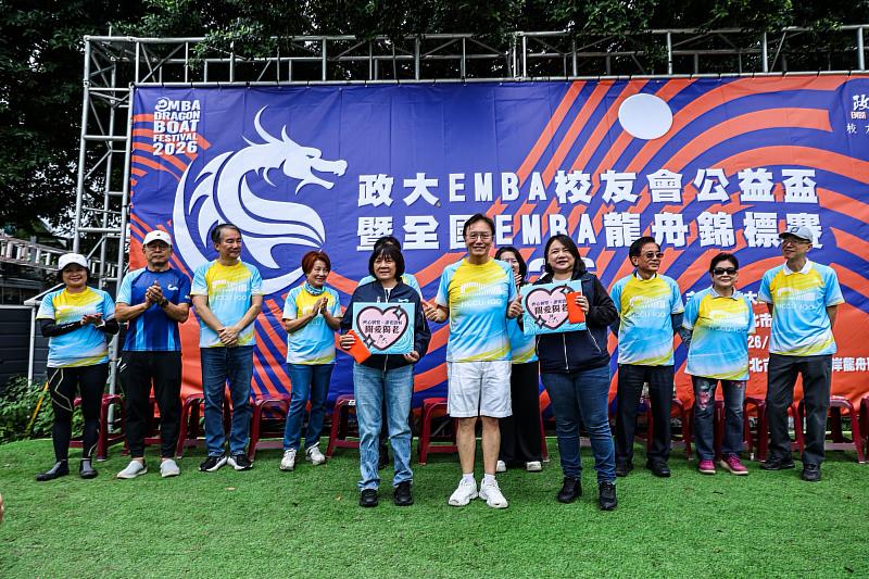 本屆賽事將龍舟競技結合公益行動，由校友會榮譽理事長戴治中先生專案贊助本次活動，戴治中先生代表校友會捐贈給里長代表，期盼透過校友力量關懷社區獨居老人，讓運動賽事成為社會支持的起點。