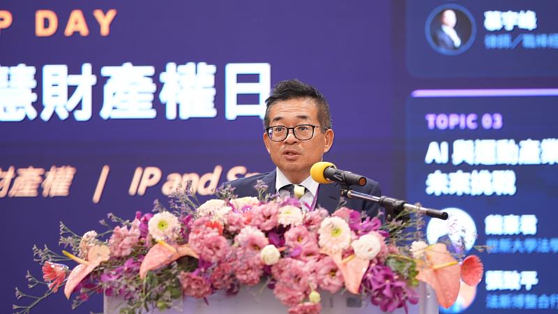 中華保護智慧財產權協會會長吳尚昆感謝世新大學推動跨域整合，並勉勵學生拓展法律與跨域視野。（世新大學提供）