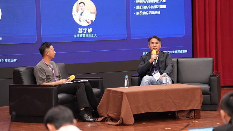 前職棒球員、教練張泰山（右）分享運動員品牌經營。（世新大學提供）