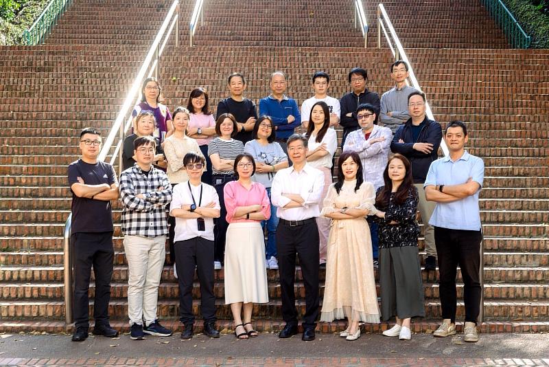 圖資長曾顯文（前排右4）率領圖資處團隊，積極推廣創新數位科技，提供智慧圖書資訊服務，不遺餘力。