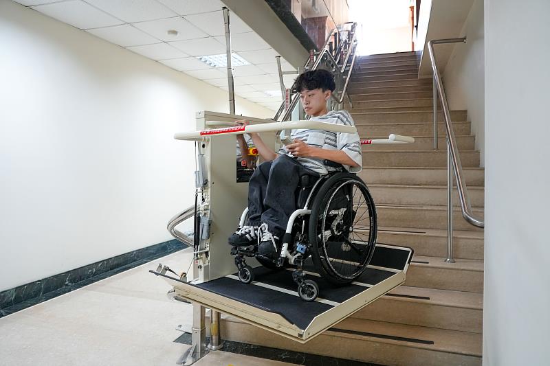 圖書館新建置完成之輪椅升降平台作業系統，優化無障礙動線，落實校園平權與通用設計理念。
