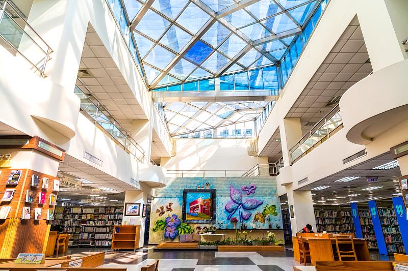 朝陽科大波錠紀念圖書館積極推動空間再造與服務創新，全面升級為兼具智慧、人本與永續理念的現代化學習中心。