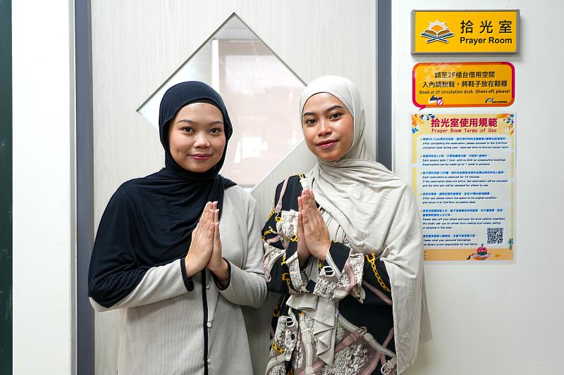 為營造多元友善環境，朝陽波錠紀念圖書館特別設置「拾光室」，提供穆斯林學生進行每日祈禱的專屬空間。