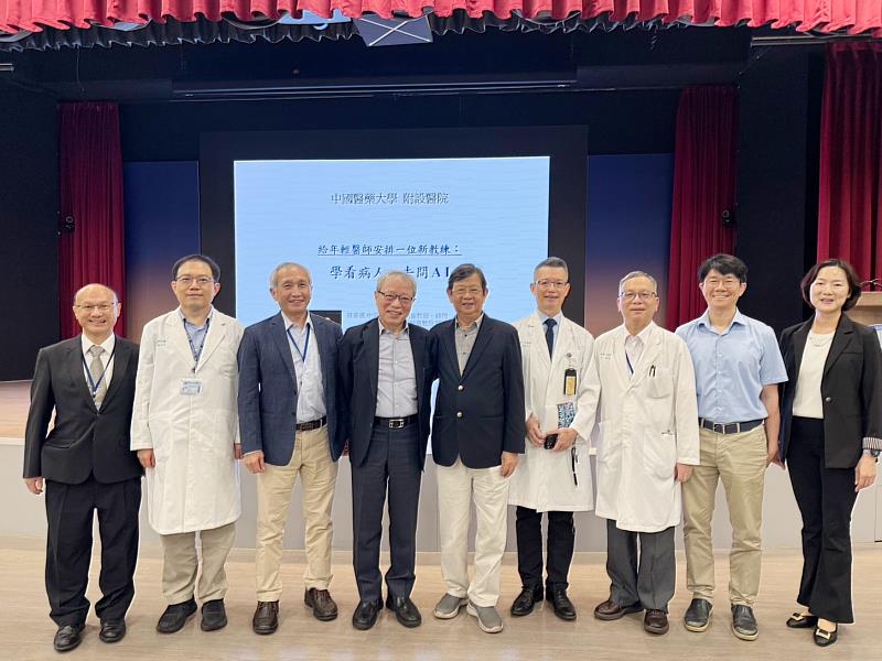 陳偉德醫師、鄭隆賓執行長、教學副院長邱德發、徐武輝副院長與劉淳儀專員等校院同仁合影。