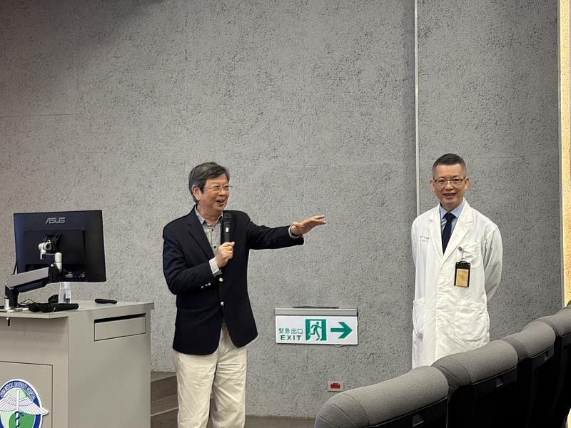 陳偉德講座教授與醫師們提問互動熱絡。